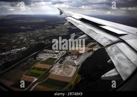 Moody Skies au-dessus de la Suisse depuis une fenêtre d'avion Banque D'Images