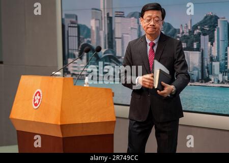 Hong Kong, Chine. 13th juin 2023. John Lee part après la session de médias. John Lee (Lee Ka-Chiu), Directeur général de Hong Kong, rencontre des médias et des journalistes avant la réunion du Conseil exécutif sur 13 juin. Il parle de l'importation de travailleurs étrangers au cours de la session de presse. Crédit : SOPA Images Limited/Alamy Live News Banque D'Images