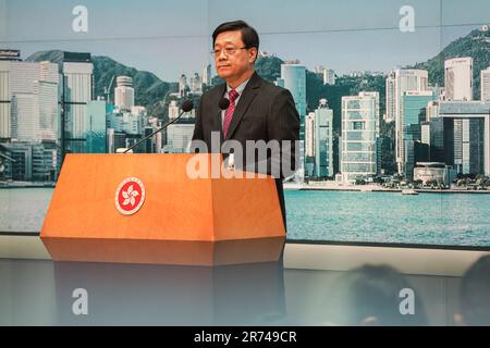 Hong Kong, Chine. 13th juin 2023. John Lee parle pendant une session de médias. John Lee (Lee Ka-Chiu), Directeur général de Hong Kong, rencontre des médias et des journalistes avant la réunion du Conseil exécutif sur 13 juin. Il parle de l'importation de travailleurs étrangers au cours de la session de presse. Crédit : SOPA Images Limited/Alamy Live News Banque D'Images