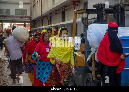 Les travailleuses d'un vêtement prêt-à-porter entrent dans une usine de Fatullah à Narayanganj, au Bangladesh. Banque D'Images