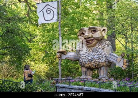 Sculpture en bois Ronja Redeye de Thomas Dambo au jardin botanique d'Atlanta, en Géorgie. (ÉTATS-UNIS) Banque D'Images