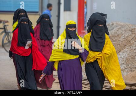 Les travailleuses d'un vêtement prêt-à-porter entrent dans une usine de Fatullah à Narayanganj, au Bangladesh. Banque D'Images