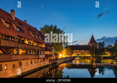 Nuremberg (Nurnberg) Allemagne, vue nocturne sur la ville à Wasserturm et la rivière Pegnitz depuis le pont Max Banque D'Images