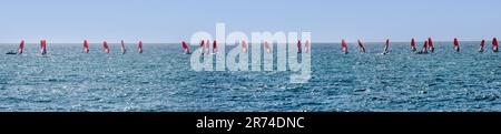 Un grand groupe de planches à voile dans la mer Méditerranée photographié à tel Aviv, Israël Banque D'Images