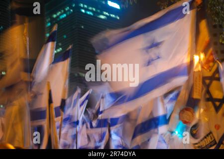 TEL AVIV, ISRAËL, rue Kaplan drapeaux israéliens agitant lors d'une manifestation anti-gouvernementale anti-réforme 03 juin 2023: 22nd semaine consécutive. Anti-g Banque D'Images