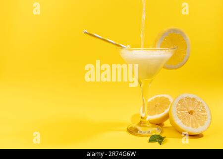 Limonade fraîche avec citron sur fond jaune Banque D'Images