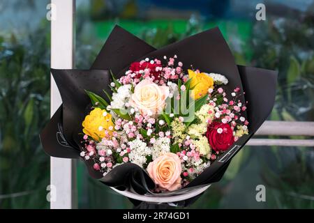 Bouquet de roses multicolores dans un fleuriste. Vue grand angle. Banque D'Images