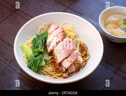 Nouilles wonton séchées au porc rôti. Un plat asiatique chinois. Banque D'Images