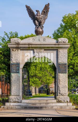 Filles de la Révolution américaine Arche des Patriotes au cimetière historique de Colonial Park à Savannah, Géorgie. (ÉTATS-UNIS) Banque D'Images