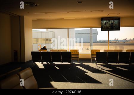 Un salon d'aéroport contemporain avec sièges vides à Tokyo, Japon Banque D'Images