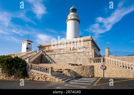 Le beau phare sur la falaise de Cap Formentor. Iles Baléares Majorque Espagne. Concept de vacances. Un des sites les plus visités de Mallorc Banque D'Images