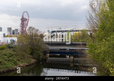 Le stade de Londres de West Ham United et la sculpture ArcelorMittal Orbit, vue de l'autre côté de la rivière Lea depuis Waterden Road, Stratford, est de Londres. Banque D'Images