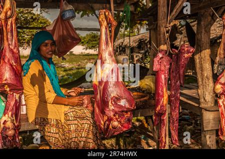 Une femme musulmane vend de la viande crue dans un stalle de bord de route. Province de Kampot, Cambodge. © Kraig Lieb Banque D'Images