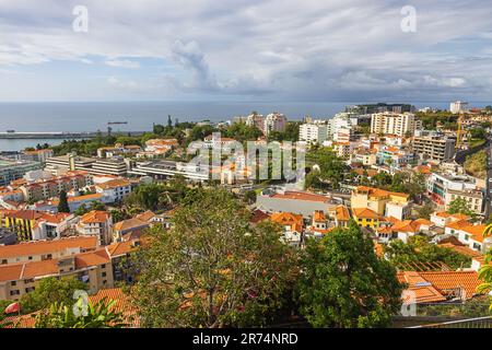 Vue sur la partie moderne de Funchalseen depuis une colline à proximité de la forteresse de Sao Joao Baptista do Pico Banque D'Images