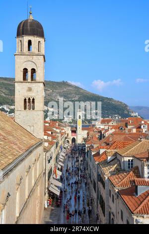 La rue Stradun (ou Placa) vue depuis les murs de Dubrovnik - Croatie Banque D'Images