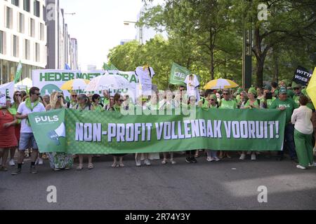 Bruxelles, Belgique. 13th juin 2023. Des manifestants photographiés lors d'une manifestation nationale des syndicats du secteur sans but lucratif à Bruxelles, le mardi 13 juin 2023. BELGA PHOTO LAURIE DIEFFEMBACQ crédit: Belga News Agency/Alay Live News Banque D'Images