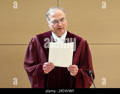 13 juin 2023, Bade-Wurtemberg, Karlsruhe: Wolfgang Kirchhoff, Président du comité de l'entente à la Cour fédérale de justice (BGH), annonce le verdict sur la mesure dans laquelle l'Association allemande de football (DFB) est autorisée à interférer dans les affaires lucratives des agents des joueurs. Photo: Uli Deck/dpa Banque D'Images