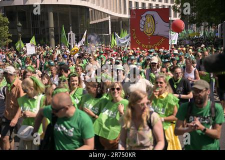 Bruxelles, Belgique. 13th juin 2023. Des manifestants photographiés lors d'une manifestation nationale des syndicats du secteur sans but lucratif à Bruxelles, le mardi 13 juin 2023. BELGA PHOTO LAURIE DIEFFEMBACQ crédit: Belga News Agency/Alay Live News Banque D'Images