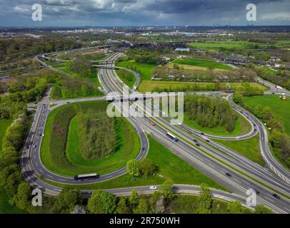 Duisburg, Rhénanie-du-Nord-Westphalie, Allemagne, région de la Ruhr paysage à la jonction de l'autoroute Kaiserberg, la jonction relie l'autoroute fédérale A3 à l'autoroute fédérale A40 Banque D'Images