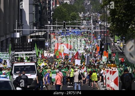 Bruxelles, Belgique. 13th juin 2023. Des manifestants photographiés lors d'une manifestation nationale des syndicats du secteur sans but lucratif à Bruxelles, le mardi 13 juin 2023. BELGA PHOTO LAURIE DIEFFEMBACQ crédit: Belga News Agency/Alay Live News Banque D'Images