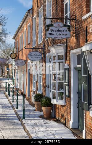Atmosphère d'hiver, Sielstraße, façade de maison, magasins, Greetsiel, Krummhörn, Frise orientale, Basse-Saxe, Banque D'Images