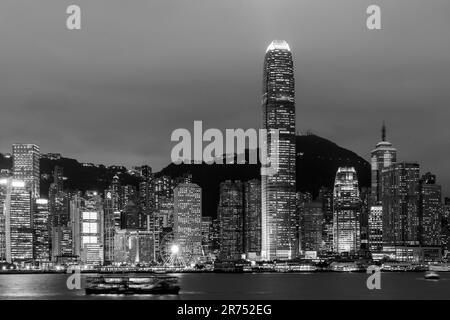 Star Ferry et Hong Kong Island Skyline la nuit, Hong Kong, Chine. Banque D'Images