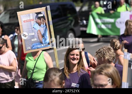 Bruxelles, Belgique. 13th juin 2023. Des manifestants photographiés lors d'une manifestation nationale des syndicats du secteur sans but lucratif à Bruxelles, le mardi 13 juin 2023. BELGA PHOTO LAURIE DIEFFEMBACQ crédit: Belga News Agency/Alay Live News Banque D'Images