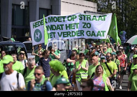 Bruxelles, Belgique. 13th juin 2023. Des manifestants photographiés lors d'une manifestation nationale des syndicats du secteur sans but lucratif à Bruxelles, le mardi 13 juin 2023. BELGA PHOTO LAURIE DIEFFEMBACQ crédit: Belga News Agency/Alay Live News Banque D'Images