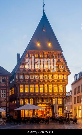 Hildesheim, place Markt, Knochenhaueramtshaus (Butcher's Guild Hall), restaurant en plein air, maison à colombages, vieille ville de la région de Hanovre, Basse-Saxe, Allemagne Banque D'Images