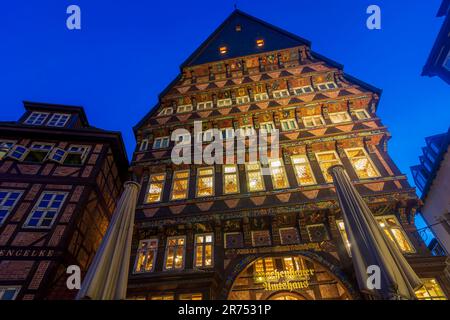 Hildesheim, place Markt, Knochenhaueramtshaus (Butcher's Guild Hall), restaurant en plein air, maison à colombages, vieille ville de la région de Hanovre, Basse-Saxe, Allemagne Banque D'Images