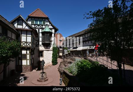 Eisenach, Allemagne. 12th juin 2023. Le soleil brille dans la cour intérieure du Wartburg. L'exposition spéciale Wartburg Myth. 10 questions au château idéal' s'ouvre sur 13 juin et peut être vu jusqu'à 07 janvier 2024. En 1999, le Wartburg fut le premier et unique château d'Allemagne à être placé sur la liste du patrimoine mondial comme un « château idéal » par l'UNESCO. L'exposition vise à explorer pourquoi le Wartburg est si fortement ancré dans la conscience publique et comment ce riche patrimoine historique et culturel peut continuer à avoir un impact à l'avenir. Credit: Martin Schutt/dpa/Alay Live News Banque D'Images