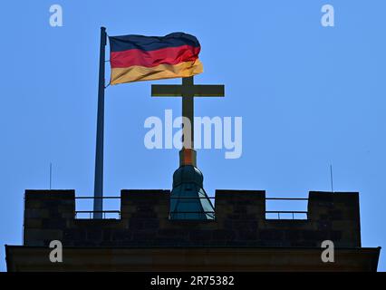 Eisenach, Allemagne. 12th juin 2023. Le drapeau de l'Allemagne survole le Wartburg. L'exposition spéciale Wartburg Myth. 10 questions au château idéal' s'ouvrira sur 13 juin et sera exposé jusqu'à 07 janvier 2024. En 1999, le Wartburg fut le premier et unique château d'Allemagne à être placé sur la liste du patrimoine mondial comme un « château idéal » par l'UNESCO. L'exposition vise à explorer pourquoi le Wartburg est si fortement ancré dans la conscience publique et comment ce riche patrimoine historique et culturel peut continuer à avoir un impact à l'avenir. Credit: Martin Schutt/dpa/Alay Live News Banque D'Images