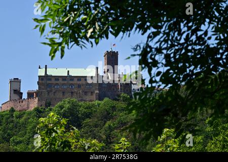 Eisenach, Allemagne. 12th juin 2023. Le soleil brille au-dessus du Wartburg. L'exposition spéciale Wartburg Myth. 10 questions au château idéal' s'ouvre sur 13 juin et peut être vu jusqu'à 07 janvier 2024. En 1999, le Wartburg fut le premier et unique château d'Allemagne à être placé sur la liste du patrimoine mondial comme un « château idéal » par l'UNESCO. L'exposition vise à explorer pourquoi le Wartburg est si fortement ancré dans la conscience publique et comment ce riche patrimoine historique et culturel peut continuer à avoir un impact à l'avenir. Credit: Martin Schutt/dpa/Alay Live News Banque D'Images