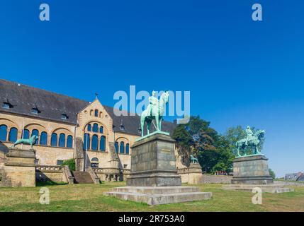 Goslar, Kaiserpfalz (Palais impérial), statues équestres des Emperors Barbarossa et Wilhelm I. à Harz, Basse-Saxe, Allemagne Banque D'Images