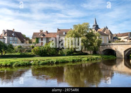 La Creuse et la ville de la celle Dunoise, France. Banque D'Images