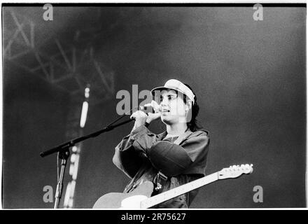 ELASTICA, READING FESTIVAL, 2000 : Justine Frischmann du groupe indie rock Elastica jouant au Reading Festival, 26 août 2000. Photo : Rob Watkins. INFO : Elastica, un groupe de rock alternatif britannique formé en 1992, est acclamé avec leur premier album éponyme. Des hits comme 'Connection' ont présenté leurs influences post-punk et New wave. Dirigée par Justine Frischmann, la contribution d'Elastica à l'ère Britpop est significative. Banque D'Images