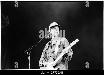 Justine Frischmann du groupe de rock indépendant Elastica jouant au Reading Festival, 26 août 2000. Photo : Rob Watkins Banque D'Images