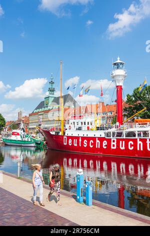 Emden, port de Ratsdelft, hôtel de ville, navire-lumière Amrumbank à Ostfriesland, Basse-Saxe, Allemagne Banque D'Images