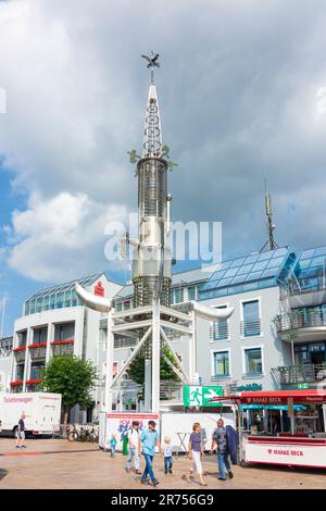 Aurich, place Marktplatz, sous Tower, stands de nourriture à la ville de festival à Ostfriesland, Basse-Saxe, Allemagne Banque D'Images