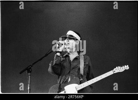 Justine Frischmann du groupe de rock indépendant Elastica jouant au Reading Festival, 26 août 2000. Photo : Rob Watkins Banque D'Images