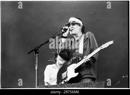 ELASTICA, READING FESTIVAL, 2000 : Justine Frischmann du groupe indie rock Elastica jouant au Reading Festival, 26 août 2000. Photo : Rob Watkins. INFO : Elastica, un groupe de rock alternatif britannique formé en 1992, est acclamé avec leur premier album éponyme. Des hits comme 'Connection' ont présenté leurs influences post-punk et New wave. Dirigée par Justine Frischmann, la contribution d'Elastica à l'ère Britpop est significative. Banque D'Images