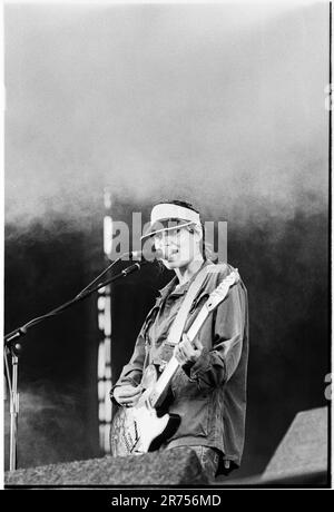 ELASTICA, READING FESTIVAL, 2000 : Justine Frischmann du groupe indie rock Elastica jouant au Reading Festival, 26 août 2000. Photo : Rob Watkins. INFO : Elastica, un groupe de rock alternatif britannique formé en 1992, est acclamé avec leur premier album éponyme. Des hits comme 'Connection' ont présenté leurs influences post-punk et New wave. Dirigée par Justine Frischmann, la contribution d'Elastica à l'ère Britpop est significative. Banque D'Images