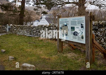 Sur la Southern Upland Way, un panneau d'information à l'extérieur du Tibbie Shiel's Inn, près du Loch St Mary's. Écosse Banque D'Images