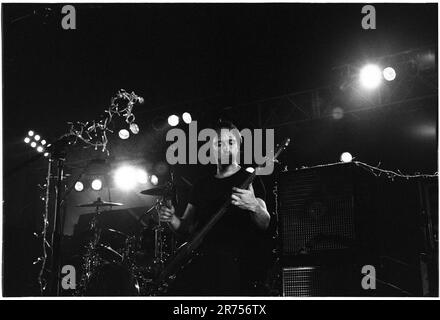 Laurence O'Keefe bassiste avec groupe de rock indépendant Dark Star Playing au Reading Festival, 26 août 2000. Photo : Rob Watkins Banque D'Images