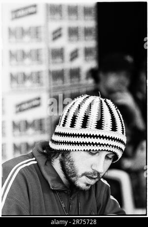 Garçon mal tiré – Damon Michael Gough – signant des autographes au Reading Festival, 26 août 2000. Photo : Rob Watkins Banque D'Images