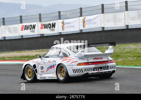 Scarperia, 2 avril 2023 : Porsche 993 GT2 Evo année 1999 en action pendant Mugello Classic 2023 au circuit Mugello en Italie. Banque D'Images