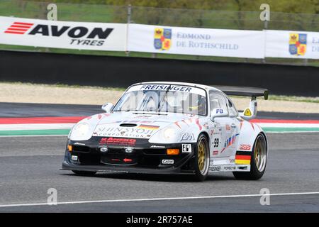 Scarperia, 2 avril 2023 : Porsche 993 GT2 Evo année 1999 en action pendant Mugello Classic 2023 au circuit Mugello en Italie. Banque D'Images