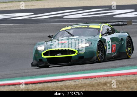 Scarperia, 2 avril 2023: Aston Martin DBR9 année 2006 en action pendant Mugello Classic 2023 au circuit Mugello en Italie. Banque D'Images