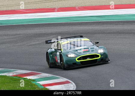 Scarperia, 2 avril 2023: Aston Martin DBR9 année 2006 en action pendant Mugello Classic 2023 au circuit Mugello en Italie. Banque D'Images