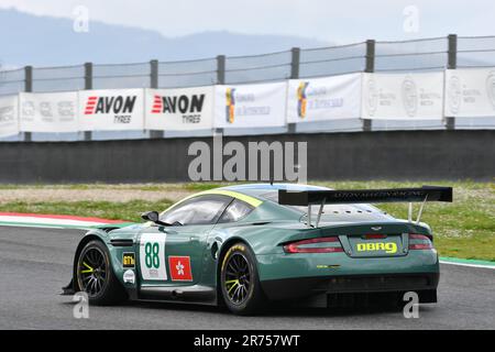 Scarperia, 2 avril 2023: Aston Martin DBR9 année 2006 en action pendant Mugello Classic 2023 au circuit Mugello en Italie. Banque D'Images